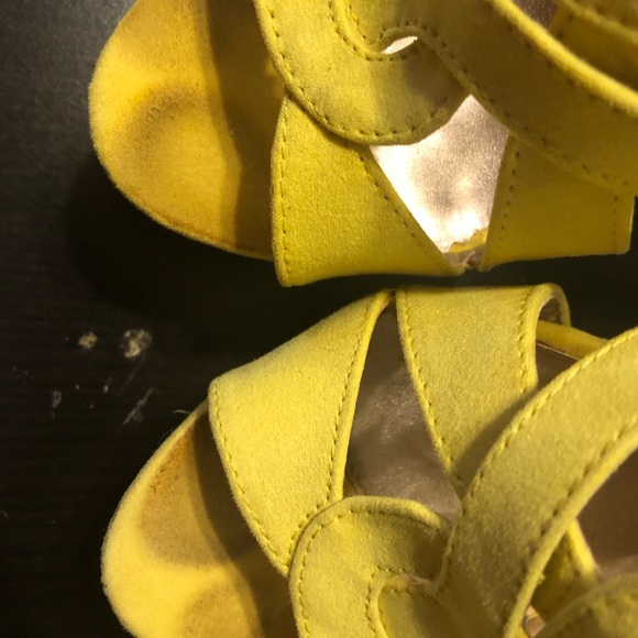 Cute yellow heeled platform sandals - Picture 6 of 6